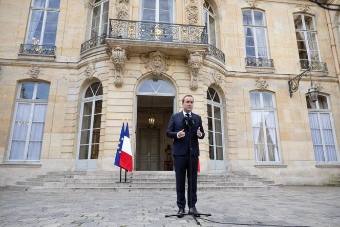 O Primeiro Ministro, Sébastien Lecornu, em Matignon, em Paris, 10 de abril de 2026.