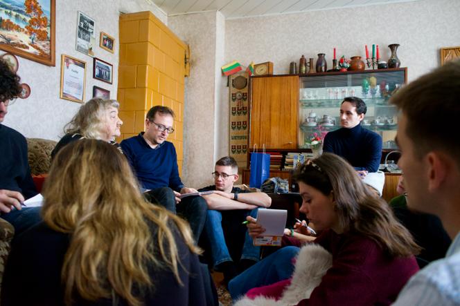 Les étudiants du master « conflictualités et médiation » de l’Université catholique de l’Ouest écoutent le témoignage de Danuté, 95 ans, à Kuliai (Lituanie), le 11 mars 2026.