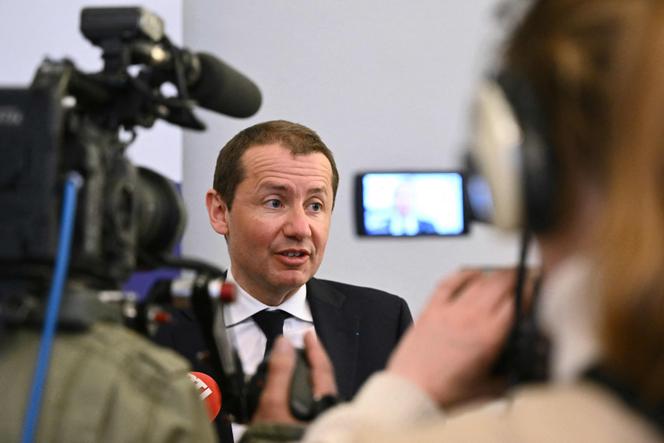 O promotor de Mulhouse, Nicolas Heitz, fala à imprensa após a descoberta em uma van de um menino nu e desnutrido, encontrado em uma pilha de lixo, em Hagenbach, leste da França, em 10 de abril de 2026. 