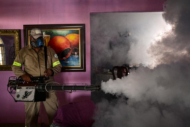 Pulvérisation d’un ’insecticide pour lutter contre les moustiques « Aedes aegypti », vecteurs de la dengue, dans une habitation du quartier de San Miguelito, à Panama City, le 25 juillet 2025.