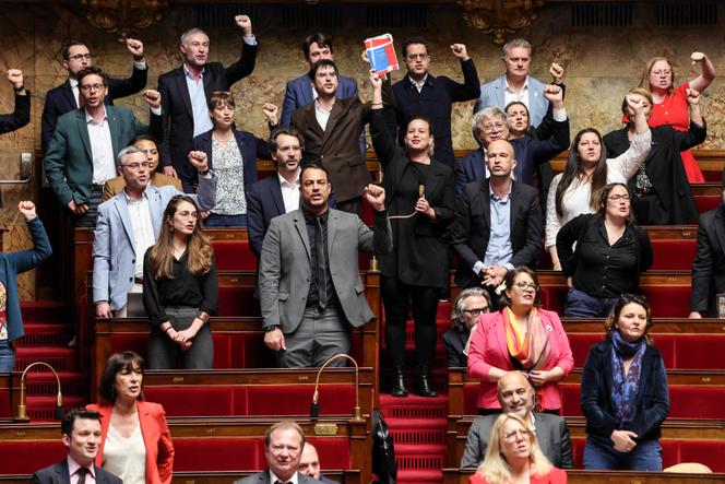 نواب من صفوف اليسار ينشدون الأممية بينما يُفتتح النقاش حول نص يسمح باللجوء إلى الموظفين في الأول من مايو، في الجمعية الوطنية، في 10 أبريل 2026.