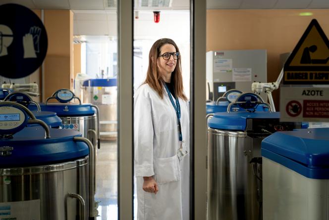 Farmacêutica Céline Auxenfans, no Centro de Queimaduras Pierre-Colson do hospital Edouard-Herriot, em Lyon, 17 de março de 2026.