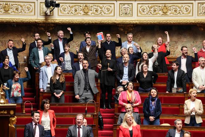 Deputados de esquerda cantam “L’Internationale” durante debate na Assembleia Nacional sobre uma proposta de lei que visa autorizar o trabalho de funcionários de certas empresas em 1º de maio, Paris, 10 de abril de 2026 (Foto Ludovic MARIN/AFP)