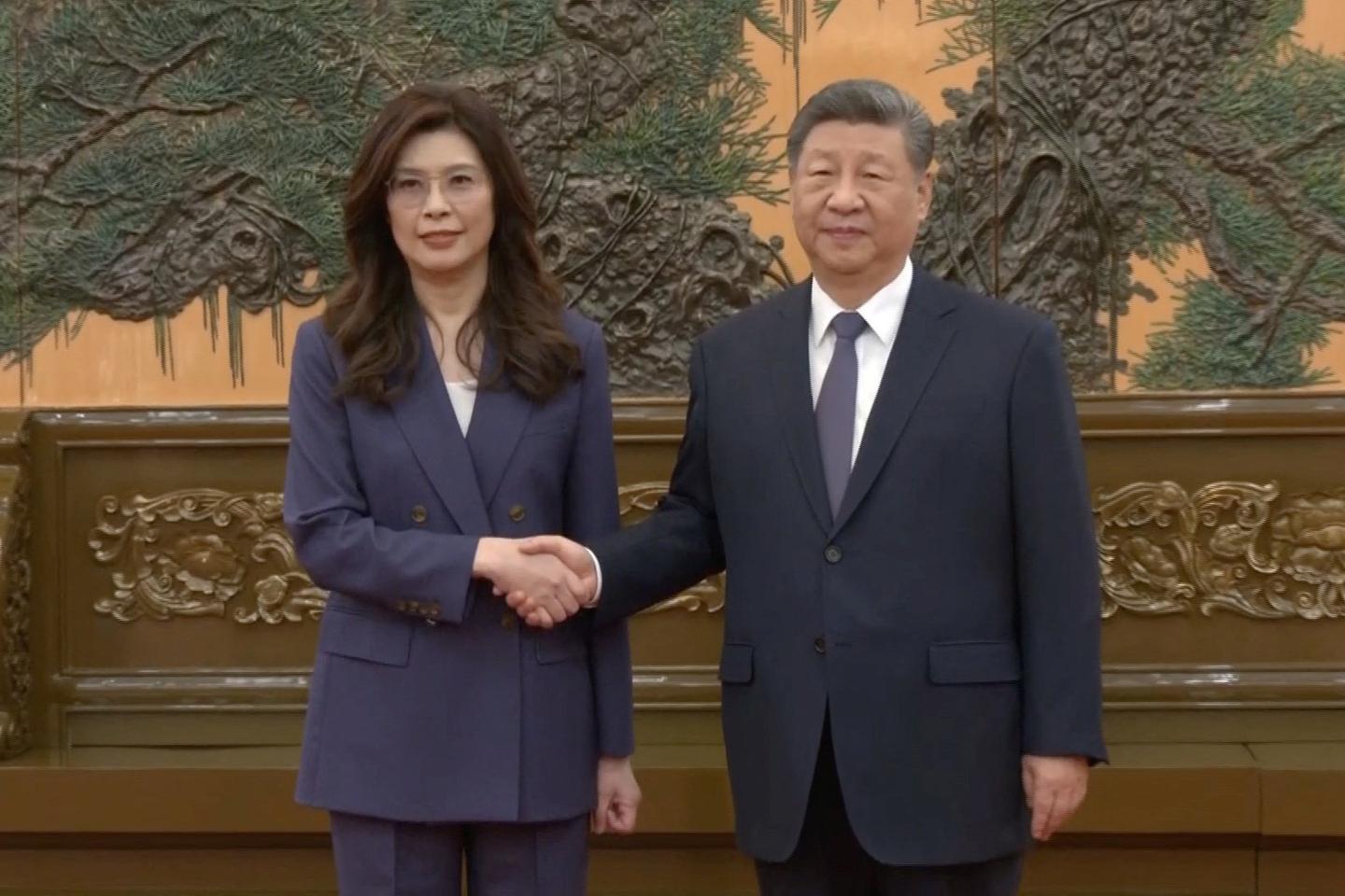 Xi Jinping dit être « pleinement convaincu » de l’avenir commun de la Chine et de Taïwan, en recevant Cheng Li-wun, cheffe du principal parti d’opposition de l’île