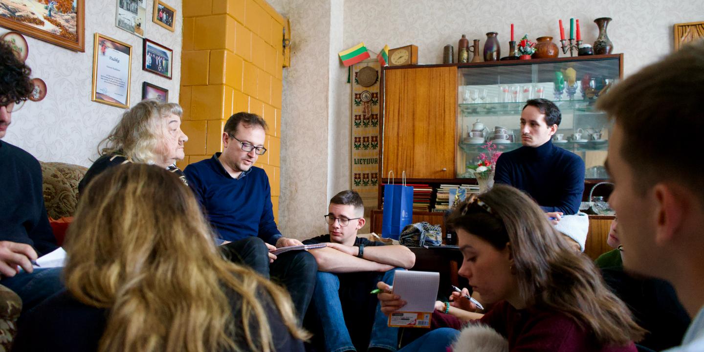 « Ça prend aux tripes » : en Lituanie, des étudiants sur les traces de la Shoah par balles