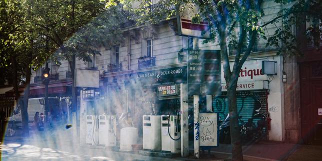 Quand les urbains découvrent le prix de l’essence : « En fait, le passe Navigo à 90 euros, c’est le prix d’un plein ! »