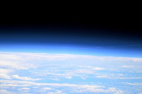 O rastro da espaçonave Orion ao entrar na atmosfera, visto da Estação Espacial Internacional, em 10 de abril de 2026, em foto postada pelo astronauta da NASA Chris Williams. Os astronautas da ISS não conseguiram ver a espaçonave, mas conseguiram observar o rastro de vapor que ela deixou na alta atmosfera.