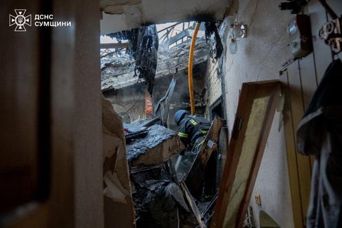 Um bombeiro combate um incêndio em um prédio alvo de um bombardeio russo, em Sumy, em 11 de abril de 2026.