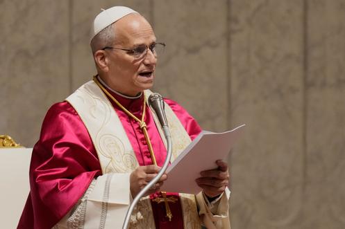 O Papa Leão XIV entrega sua mensagem durante uma vigília pela paz na Basílica de São Pedro, no Vaticano, sábado, 11 de abril de 2026.