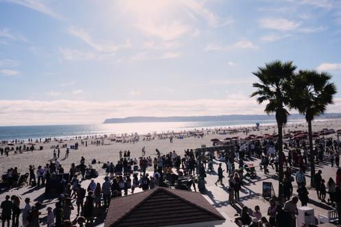 O público reunido na praia de Coronado (Califórnia) tenta vislumbrar Orion durante sua descida em direção à Terra em 10 de abril de 2026.