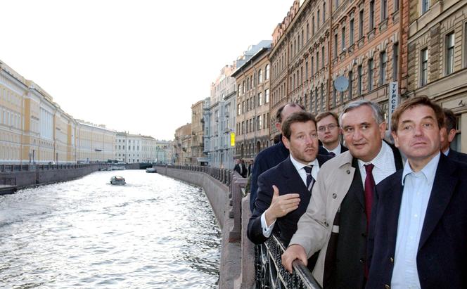 Jean-Pierre Raffarin, então primeiro-ministro, numa rua de São Petersburgo (Rússia), 28 de junho de 2003.