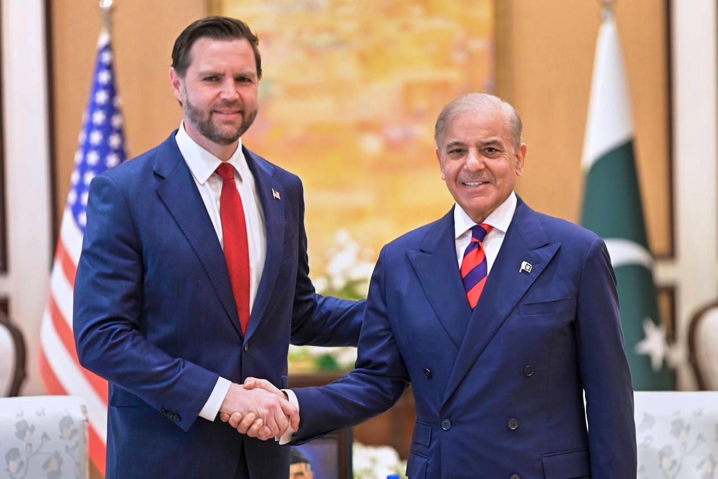 Iran and US top officials begin negotiations in Pakistan