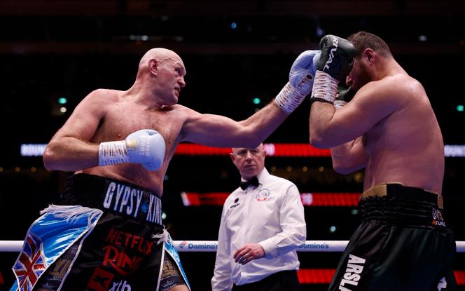 Tyson Fury enfrenta Arslanbek Makhmudov no Tottenham Hotspur Stadium, Londres, 11 de abril de 2026.