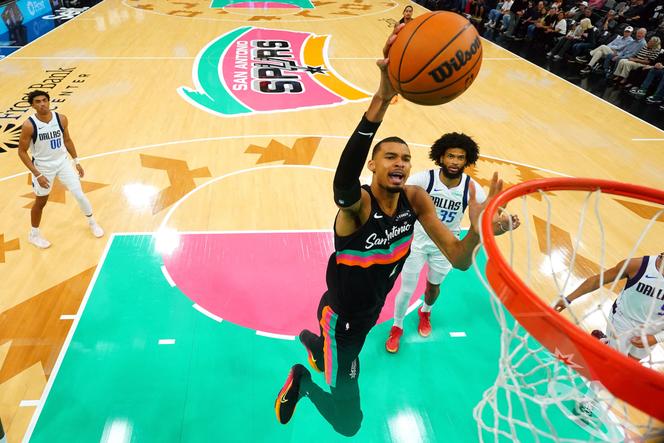 Victor Wembanyama participou da vitória do San Antonio Spurs contra o Dallas Mavericks em 10 de abril de 2026.