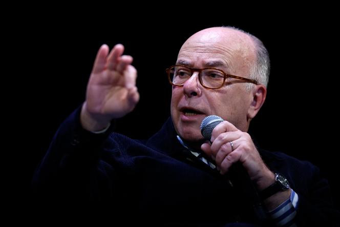 O ex-primeiro-ministro Bernard Cazeneuve no Théâtre de la Cité Internationale em Paris, 11 de abril de 2026. 