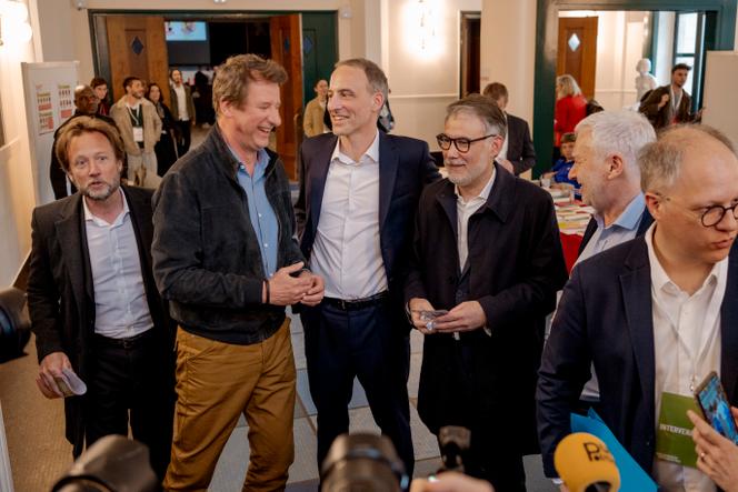 Da esquerda para a direita: Boris Vallaud, presidente do grupo socialista na Assembleia, Raphael Glucksmann, copresidente da Place publique, Yannick Jadot, senador ambientalista, e Olivier Faure, primeiro secretário do Partido Socialista em Montreuil, 11 de abril de 2026. 