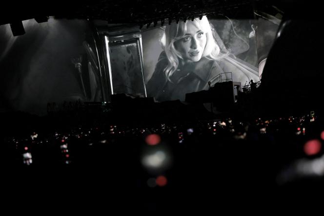 O rosto da artista Sabrina Carpenter, em tela no palco do Coachella, 11 de abril de 2026.