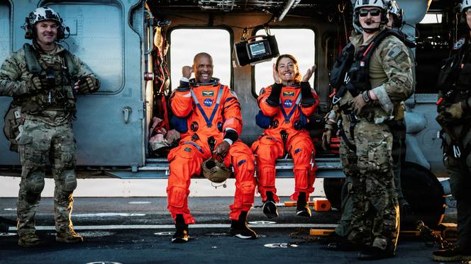 Os astronautas americanos Victor Glover e Christina Koch após pousarem no Oceano Pacífico, na costa da Califórnia, em 10 de abril de 2026.