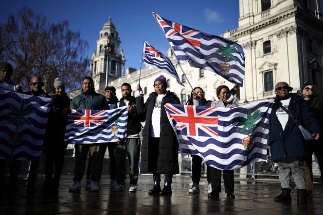 Manifestação em apoio à manutenção da autoridade britânica sobre as Ilhas Chagos, em Londres, 7 de janeiro de 2026.