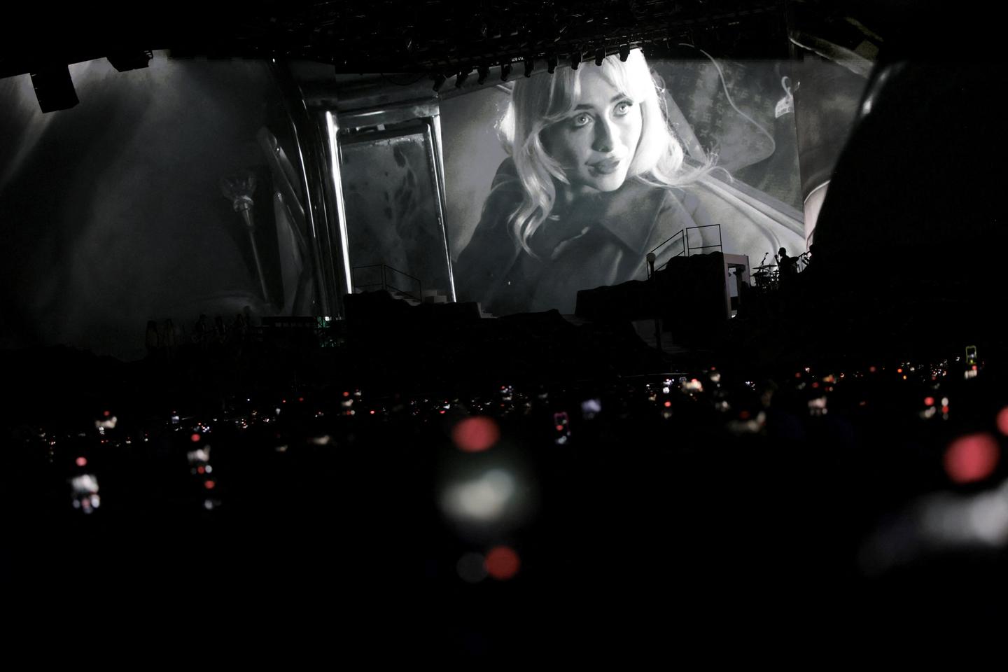 Sabrina Carpenter ouvre le festival de Coachella avec un show hollywoodien