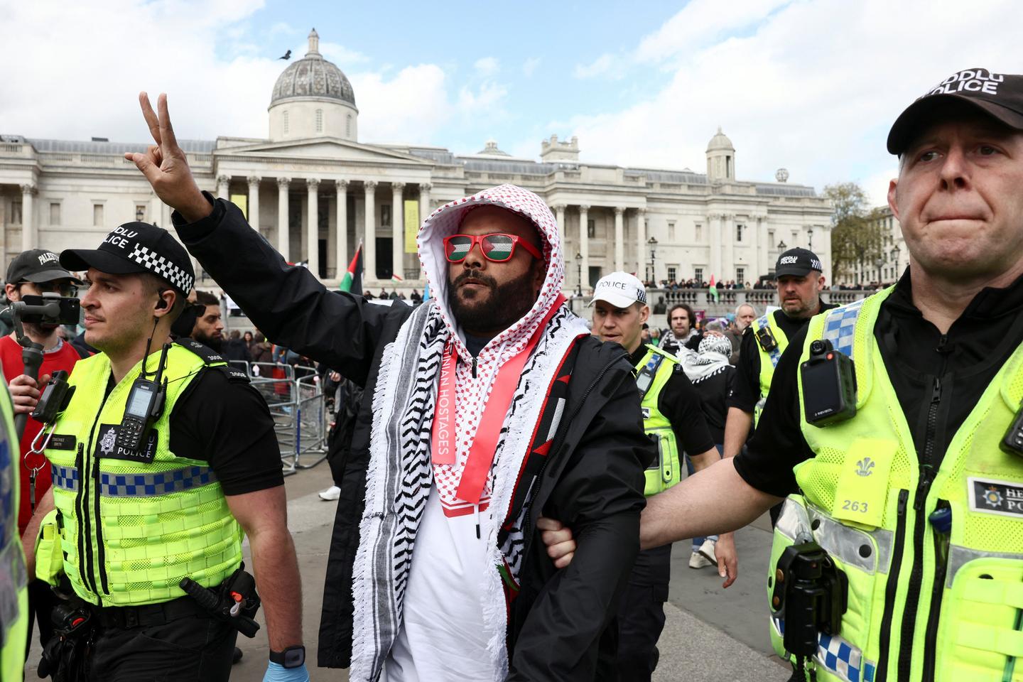 Reino Unido: Keir Starmer contempla prohibir ciertas marchas propalestinas tras el ataque antisemita en Londres