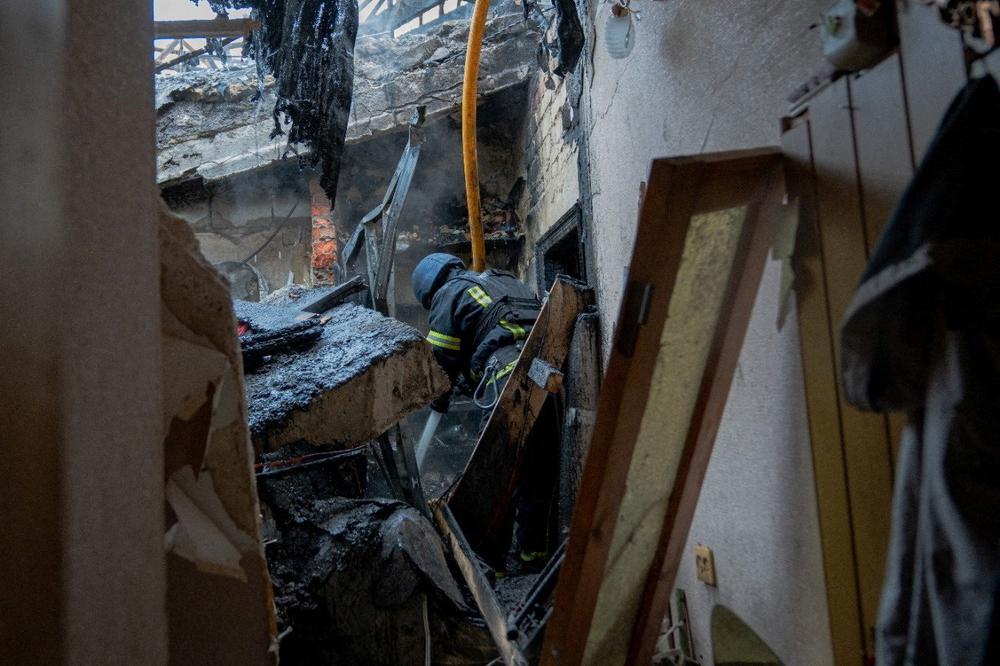 Un pompier dans les décombres d’un immeuble d’habitation touché par une frappe russe, à Soumy, en Ukraine, le 11 avril 2026. - STATE EMERGENCY SERVICE OF UKRAI / VIA REUTERS