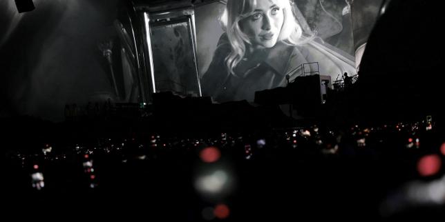 Le visage de l’artiste Sabrina Carpenter, sur un écran de la scène de Coachella, le 11&nbsp;avril&nbsp;2026.