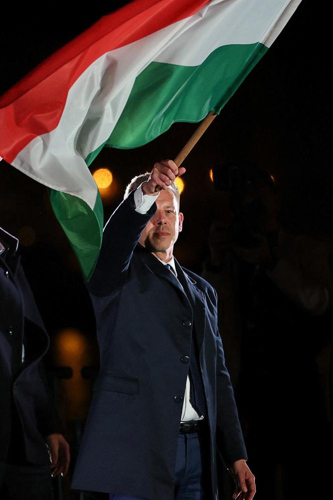 Péter Magyar, candidat du parti d’opposition Tisza, célèbre sa victoire, entouré de ses soutiens, à Budapest, le 12 avril 2026.