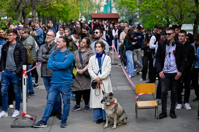 Une file d’attente à l’entrée d’un bureau de vote, à Budapest, en Hongrie, dimanche 12 avril 2026.
