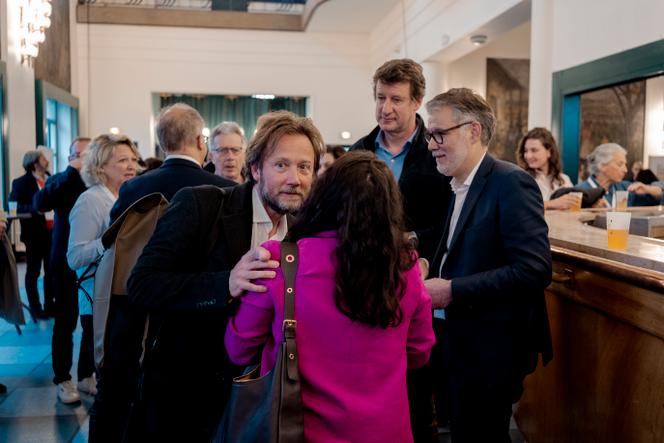 Da esquerda para a direita: Boris Vallaud (Partido Socialista), Yannick Jadot (Ecologistas), Olivier Faure (Partido Socialista), e por trás, Léa Balaje El Mariky (Ecologistas), durante as reuniões “ecologia social para unir a esquerda”, em Montreuil (Seine-Saint-Denis), 11 de abril de 2026.