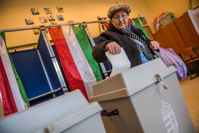 Um eleitor húngaro vota na cidade de Solymar, perto de Budapeste, domingo, 12 de abril de 2026.