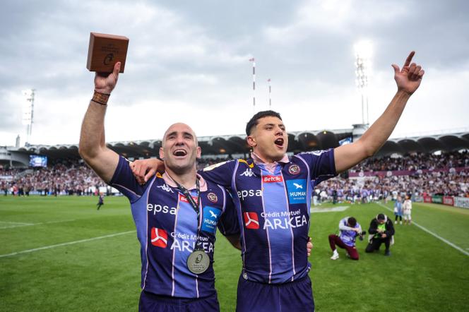 Maxime Lucu et Louis Bielle-Biarrey, après la victoire de l’Union Bordeaux-Bègles face au Stade toulousain en quarts de finale de la Champions Cup de rugby, au stade Chaban-Delmas de Bordeaux, le 12 avril 2026. - ROMAIN PERROCHEAU/AFP
