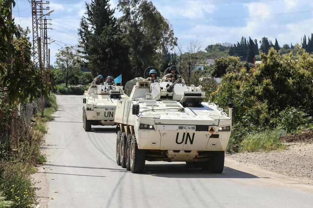 Des des casques bleus de la la Force intérimaire des Nations unies au Liban (Finul) à bord de véhicules blindés, sur la route du village de Tair Debba, dans le sud du Liban, le 12 avril 2026. - KAWNAT HAJU / AFP