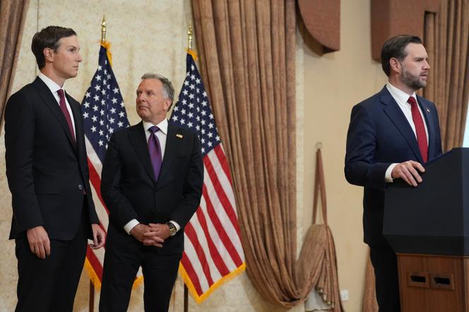 O vice-presidente dos EUA, J.D. Vance (R), com os representantes dos EUA Jared Kushner e Steve Witkoff durante uma conferência de imprensa em Islamabad, 12 de abril de 2026.