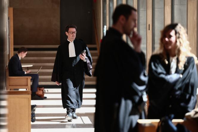 Fabian Lahaie, advogado de Karim Harrat, um dos réus no julgamento dos supostos líderes da Máfia DZ, no Tribunal Assize de Bouches-du-Rhône, em Aix-en-Provence, 23 de março de 2026.