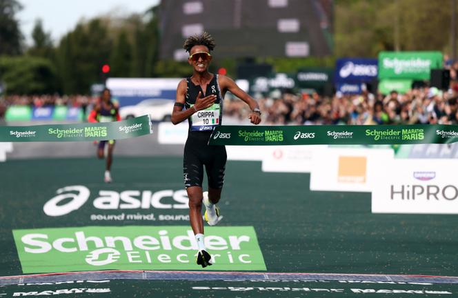 O italiano Yemaneberhan Crippa cruza a linha de chegada da maratona de Paris em 12 de abril de 2026.