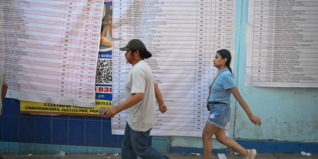 Peru exit polls show Fujimori ahead, runoff likely