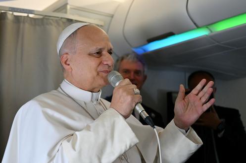 Le pape Léon XIV s’adresse aux journalistes à bord de son vol pour Alger, le 13 avril 2026.