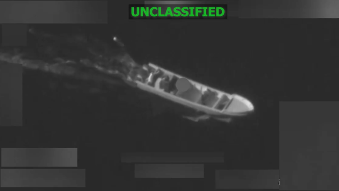 Captura de tela de um vídeo publicado no X em 12 de abril de 2026 pelo comando militar dos EUA para a América Latina e o Caribe mostrando um barco no Oceano Pacífico antes de um ataque dos EUA. A bomba que está prestes a explodir contra o barco é visível à esquerda, acima do seu alvo.