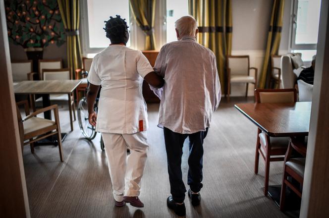 Dans un établissement d’hébergement pour personnes âgées dépendantes (EHPAD), à Paris, le 5 juillet 2018.