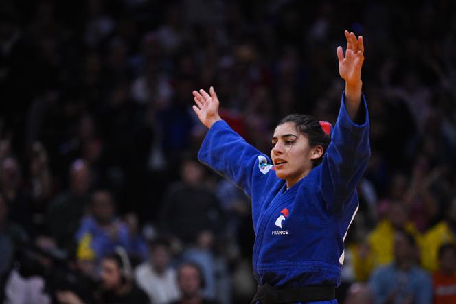 A francesa Shirine Boukli exulta após vencer a chinesa Wenna Zhuang na final até 48 kg do Grand Slam de Judô de Paris, em 7 de fevereiro de 2026. 