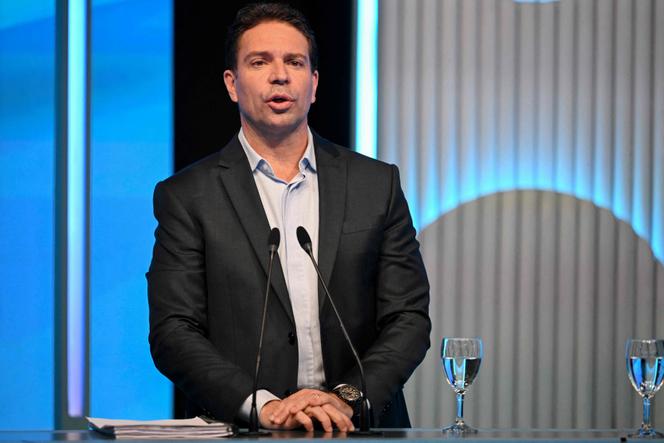 Alexandre Ramagem durante debate televisionado, no Projac Globo, como candidato nas eleições municipais do Rio de Janeiro, Brasil, 3 de outubro de 2024.