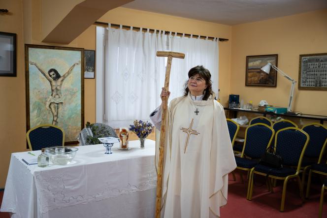 Christina Moreira, devant l’autel de sa paroisse informelle, à La Corogne (Espagne), le 5 avril 2026.