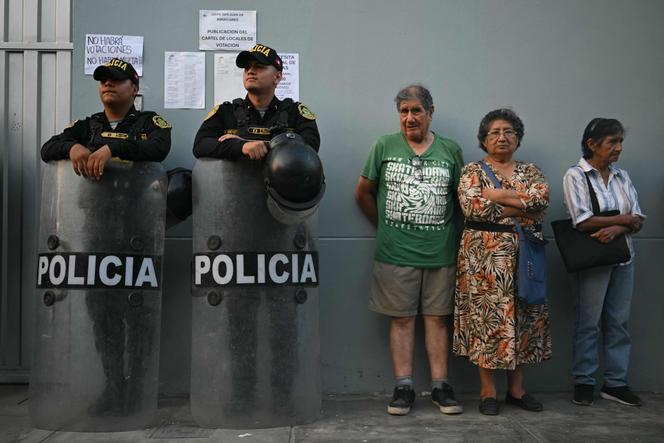 Numa assembleia de voto em Lima, domingo, 12 de abril. 
