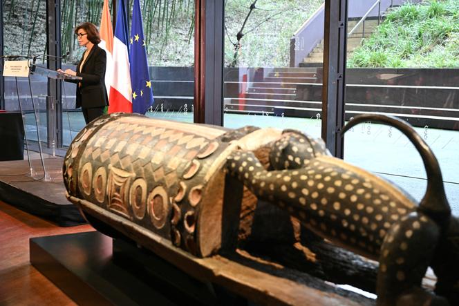 A ex-ministra da Cultura, Rachida Dati, durante cerimónia que assinala o regresso oficial à Costa do Marfim do tambor sagrado “Djidji Ayôkwé”, conhecido como “tambor falante”, no Musée du quai Branly, em Paris, no dia 20 de fevereiro de 2026.