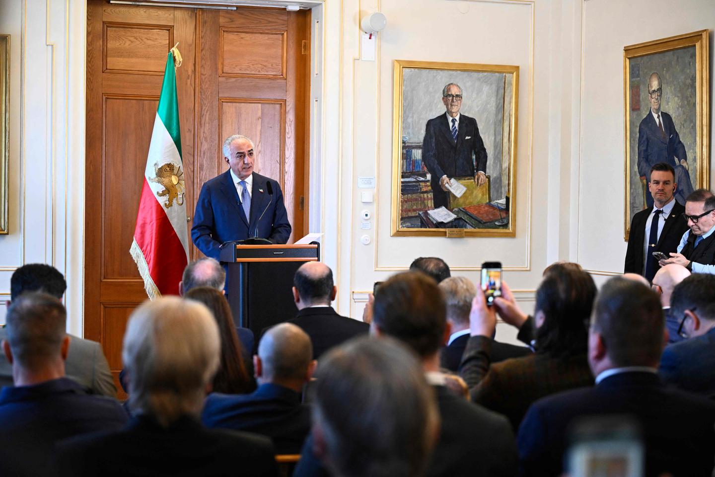 La visite controversée de Reza Pahlavi au Parlement suédois