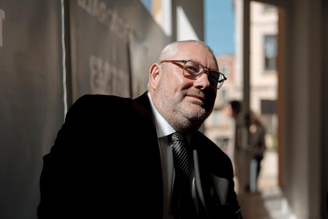 O prefeito (Rally Nacional) de Carcassonne, Christophe Barthès, em sua cidade, 18 de março de 2026.