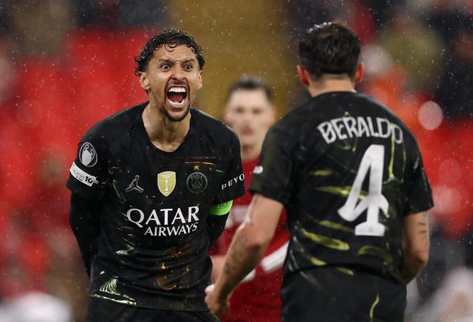 A alegria de Marquinhos após a vitória do Paris Saint-Germain sobre o Liverpool, em Anfield, pelo jogo de volta das quartas de final da Liga dos Campeões, em 14 de abril de 2026.