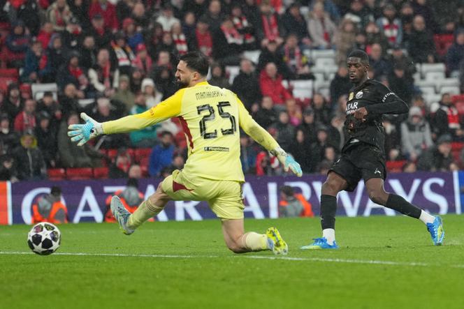 Gol do parisiense Ousmane Dembélé durante a partida entre Liverpool e PSG, em Anfield, em 14 de abril de 2026.