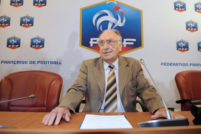 Jean-Pierre Escalettes na sede da Federação Francesa de Futebol, em Paris, no dia 2 de julho de 2010, formalizando sua renúncia anunciada poucos dias antes.